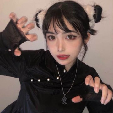 时尚混网女头，潮流魅力与个人风采的完美融合