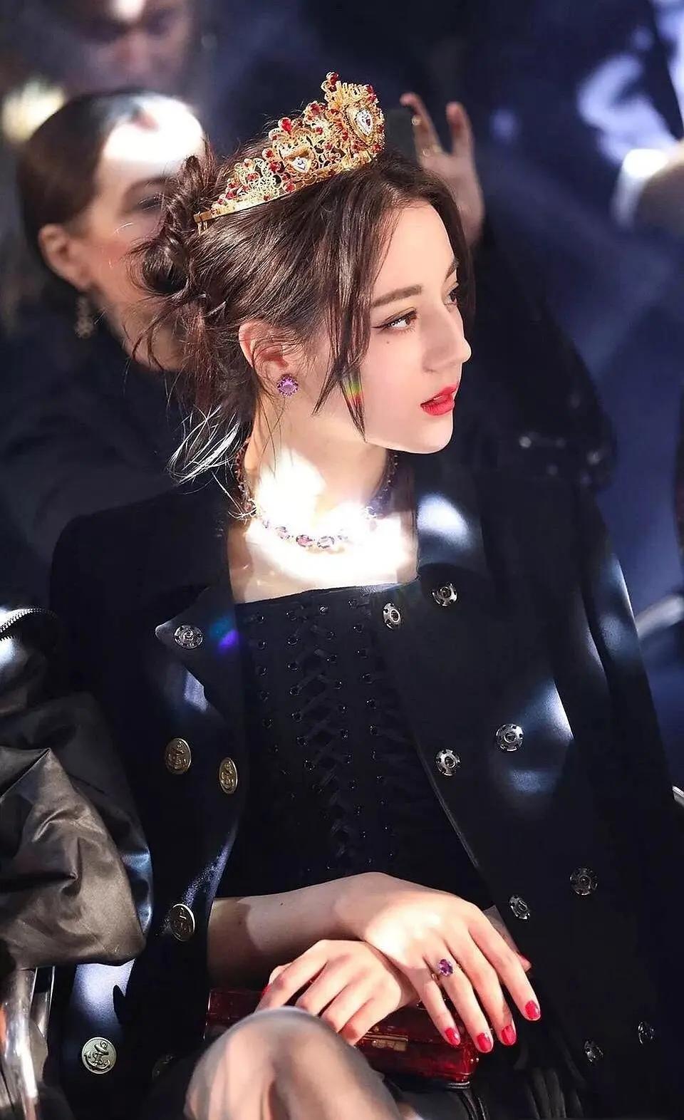 璀璨新星闪耀娱乐圈，当红女明星最新动态
