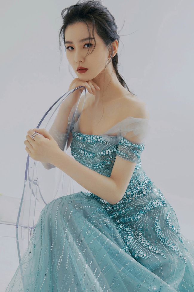 女明星最新活动造型，时尚潮流的新标杆亮相惊艳全场