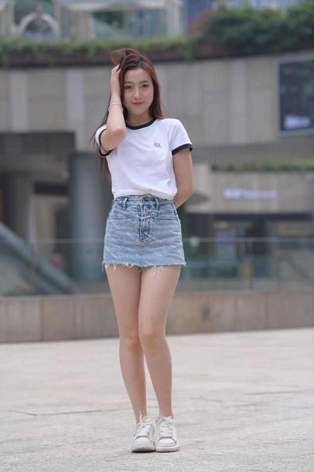 最新街拍气质美女，时尚魅力的独特风采
