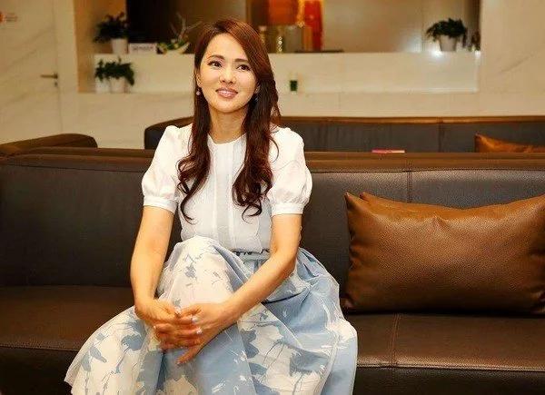 乘风破浪的伊能静，展现成熟魅力的新篇章