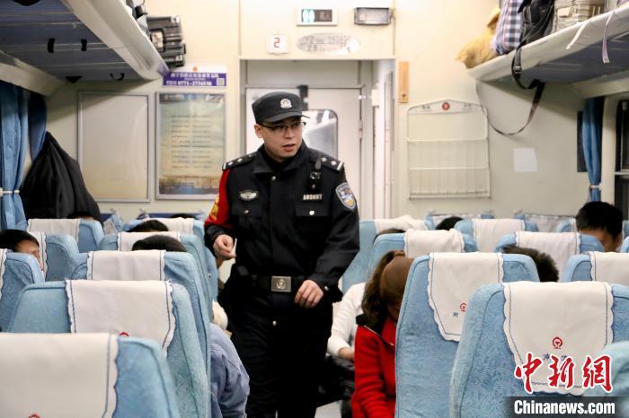 科技赋能铁路安全，乘警助力旅客平安出行新篇章
