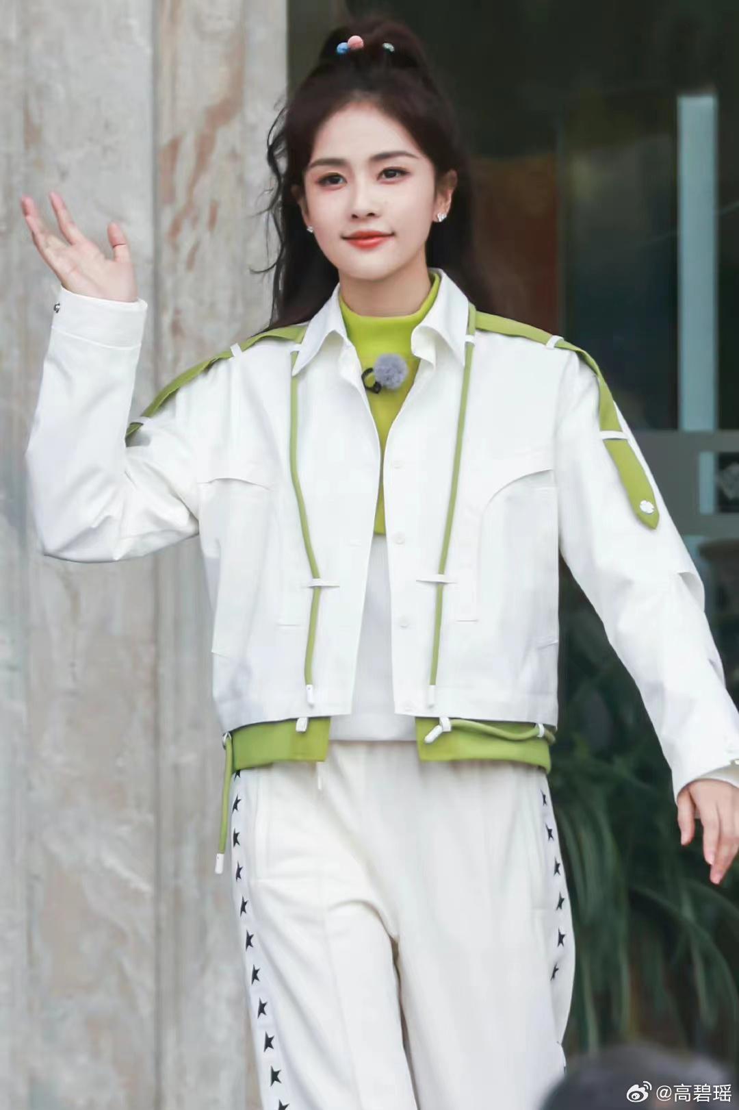 白鹿奔跑图片最新，自然活力之美完美呈现