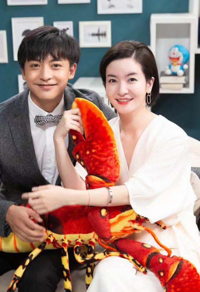 李佳航老婆最新照片曝光，明星生活的瞬间观察